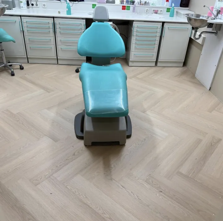 Lichte projectvloer in een behandelruimte