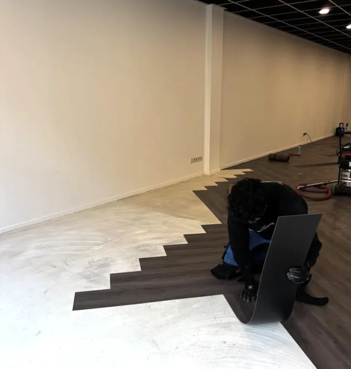 Vloer leggen tijdens een zakelijk project
