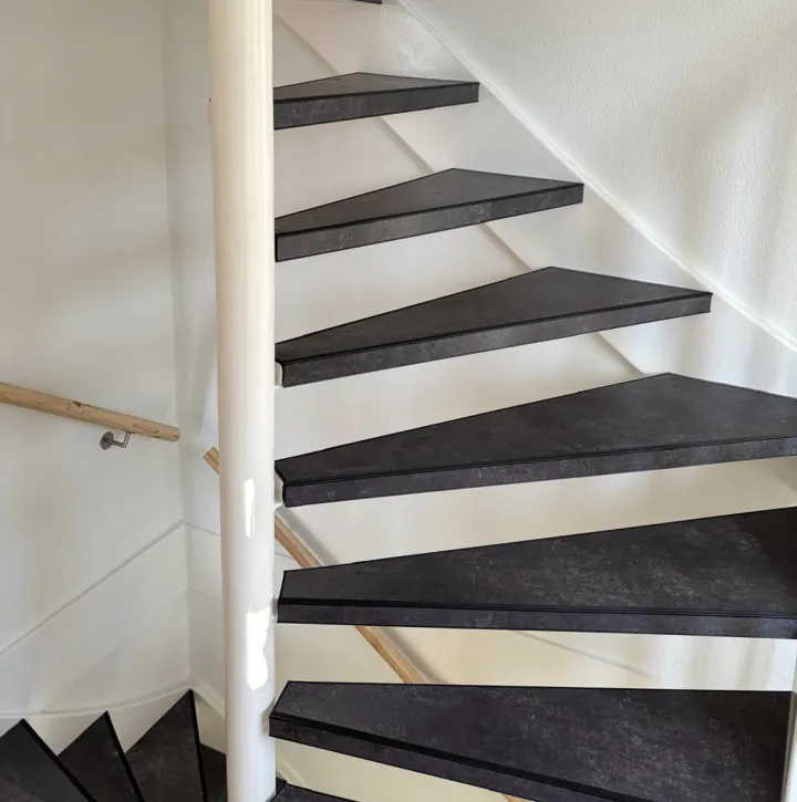 Trap met donker afgewerkte treden