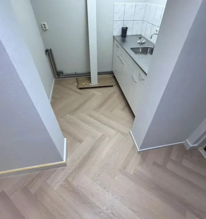 Vloer rondom een doorgang en technische aansluitingen