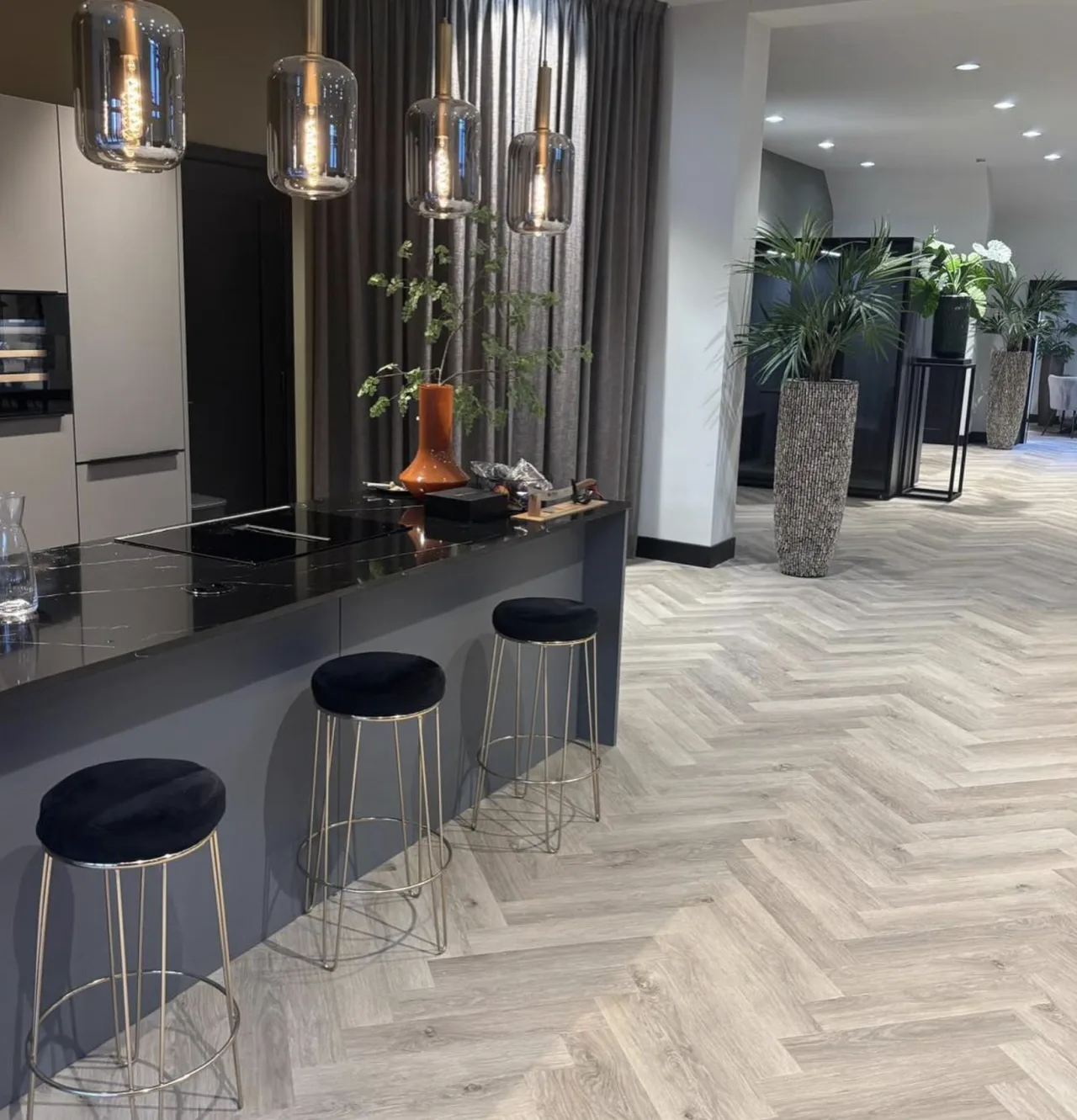 Licht visgraatpatroon in een ruim zakelijk interieur